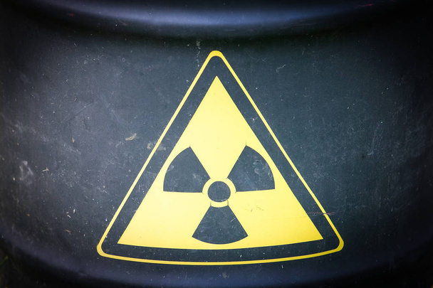 Контейнер в форме цилиндра из радиоактивного материала
 - Фото, изображение
