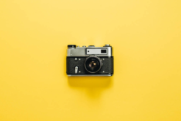 Vintage fotocamera retrò isolato su sfondo giallo. Posa piatta, vista dall'alto
. - Foto, immagini