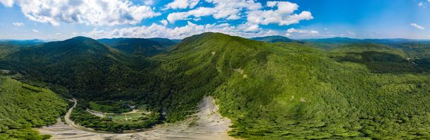 Aerial krajobraz zdjęcie panoramiczne 360 stopni Kaukazu góry, lasy, rzeki. - Zdjęcie, obraz