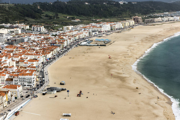 Назаре є одним з найпопулярніших морських курортів в Португалії, на думку деяких, щоб бути в числі кращих пляжів в Португалії. Кварталів пов'язані між собою фунікулер залізниці. - Фото, зображення