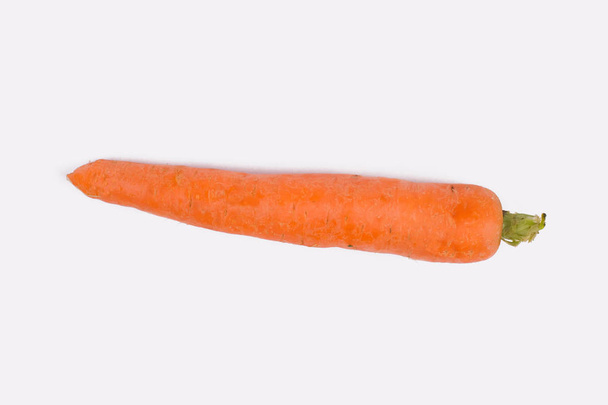 carotte fraîche sur fond blanc. - Photo, image