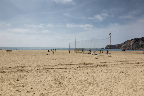 Pusta piaszczysta plaża w obszarze Nazare Portugalii - Zdjęcie, obraz