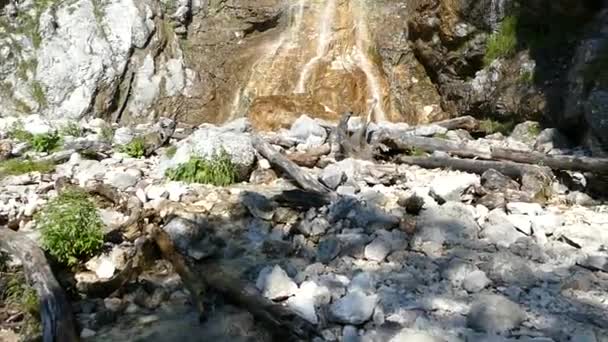 cachoeira klinserfall em totes gebirge na Áustria
 - Filmagem, Vídeo