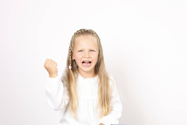 Portrait of beautiful, funny and angry four year old little girl raging with fists, showing knuckles, frowning. Female child screaming, behaving capriciously, crying. Background, copy space, close up. - Fotoğraf, Görsel