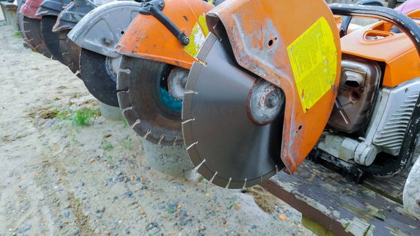 Perfil en la hoja de un cortador de asfalto u hormigón y Perfil en el cortador de asfalto
 - Foto, imagen