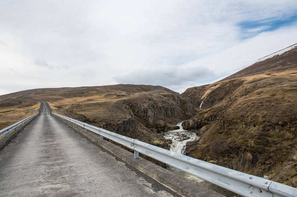 Puente que cruza el río Gilsa en el valle de Jokuldalur en el noreste de Islandia
 - Foto, Imagen