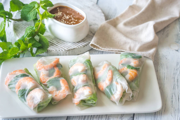 Rolos de papel de arroz de camarão com molho de amendoim
 - Foto, Imagem