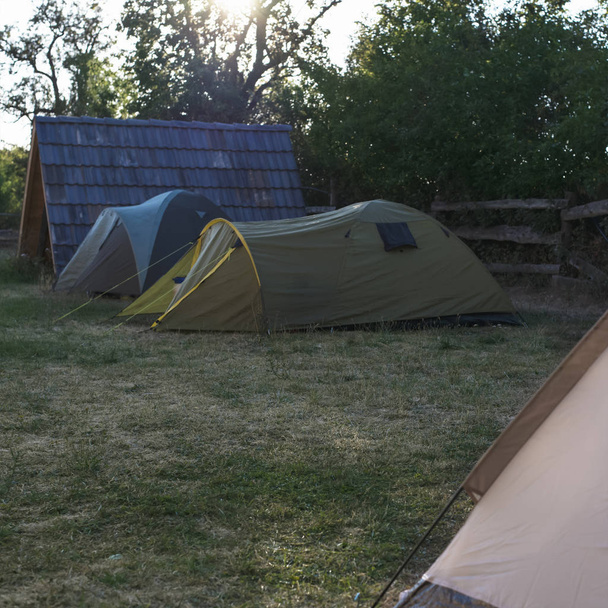 Туристические палатки кемпинг в красивом ранним летним утром
 - Фото, изображение