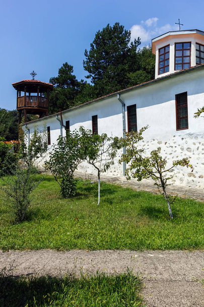Kirche des Heiligen Georges aus dem neunzehnten Jahrhundert, bekannt als die Kirche des Ehrwürdigen Stoyna im zlatolistischen Dorf, Region Blagoevgrad, Bulgarien - Foto, Bild