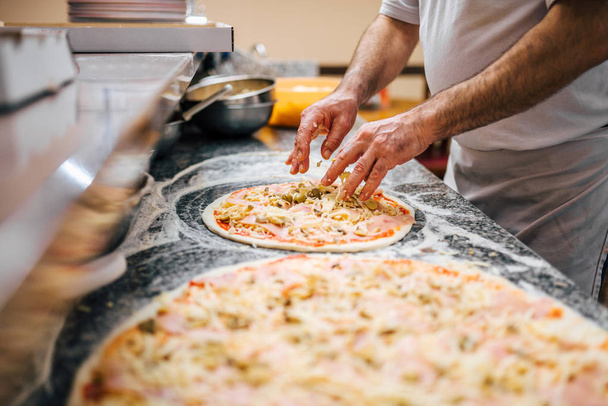 The process of making pizza. - Foto, Bild