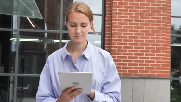 Casual Woman Walking and Using Tablet, Browsing Online - Materiaali, video