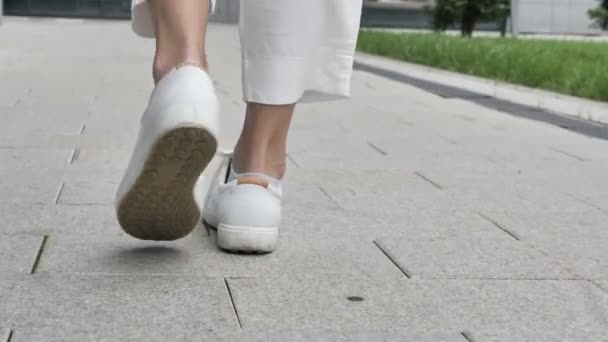 Close Up of Walking Female Legs  in Slow Motion - Materiaali, video