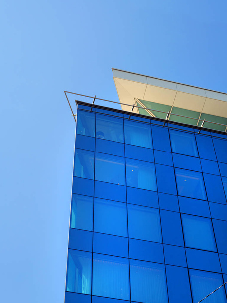 Güzel iş binası - koyu mavi cam pencere - Fotoğraf, Görsel