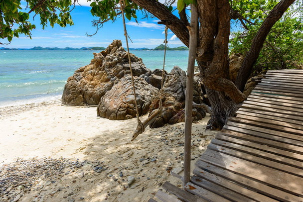 Balançoire, Côte rocheuse et plage de sable blanc avec mer bleue sur KohKham. Sattahip, Chonburi, Thaïlande
 - Photo, image