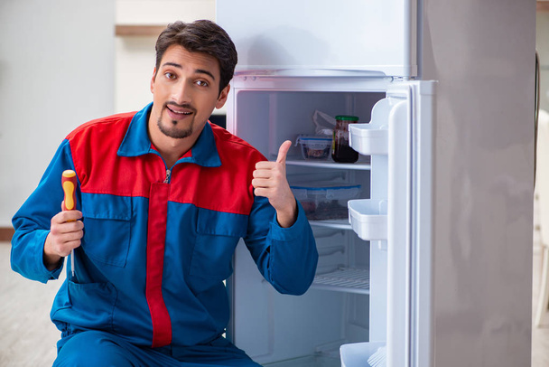 Professionale appaltatore riparazione frigorifero rotto - Foto, immagini