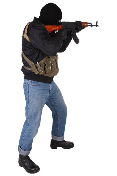 gangster met Ak-47 geïsoleerd op witte achtergrond - Foto, afbeelding