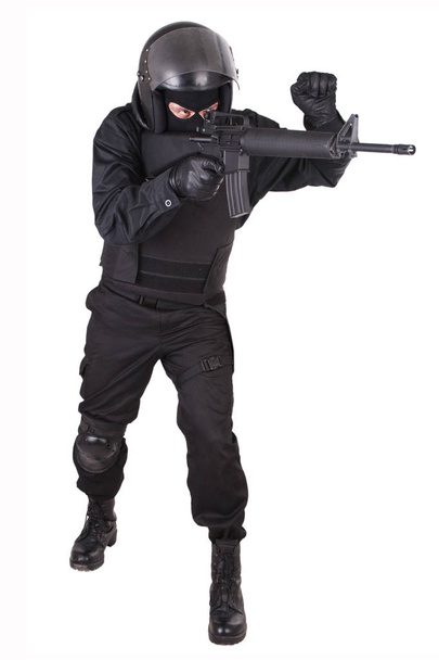 Policjant zamieszki z bronią w czarnym mundurze na białym tle - Zdjęcie, obraz