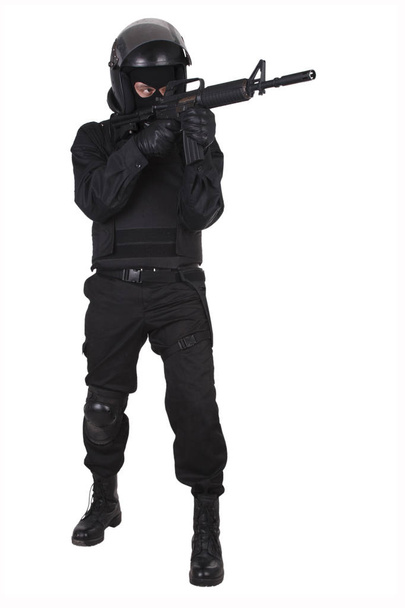 Policjant zamieszki z bronią w czarnym mundurze na białym tle - Zdjęcie, obraz
