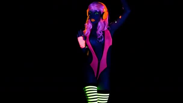 γυναίκα ντίσκο χορεύτρια που ποζάρει με Uv φθορισμού φορεσιά - Πλάνα, βίντεο