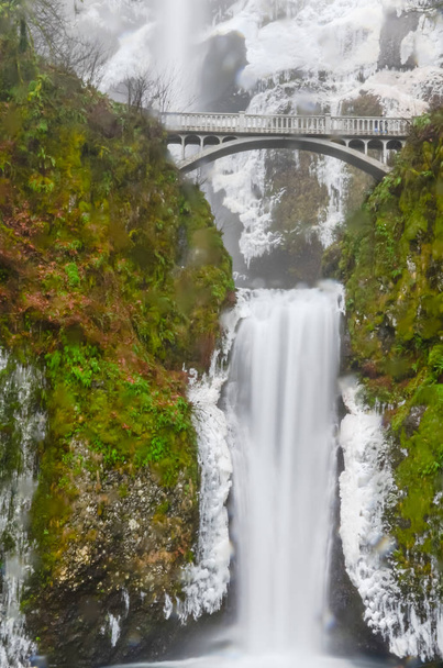 美しい歩行者石造りの橋とマルトノマ滝冬時間の下の 2 番目の層 69 フィートの落下の上の見晴らしの良い点の膝ウォブリングします。自然と季節の滝の背景 - 写真・画像