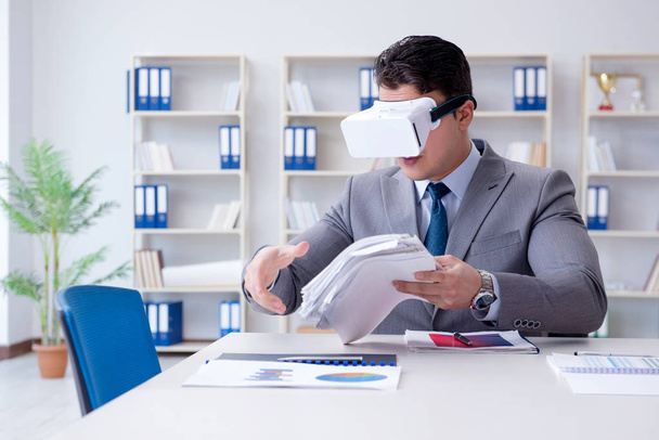 オフィスに仮想現実のメガネを持つビジネスマン - 写真・画像