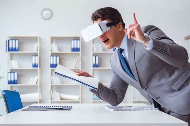 Businessman with virtual reality glasses in the office - Fotoğraf, Görsel