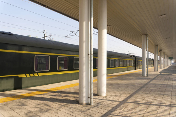 Поїзд залізничних доріжок в Китаї пінта розміру станції при сходом сонця. - Фото, зображення