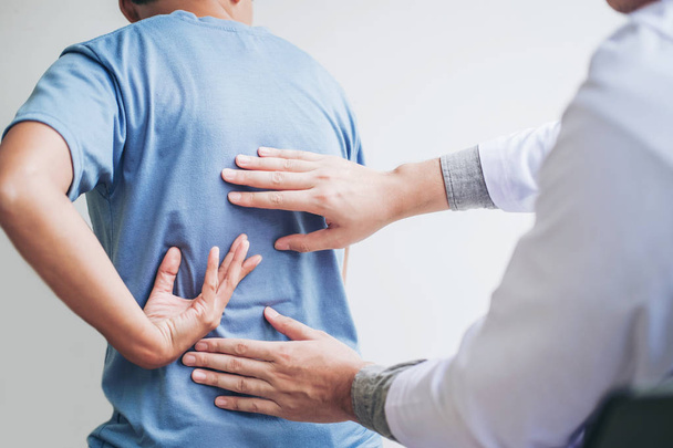 Doctor consulting with patient Back problems Physical therapy concept - Valokuva, kuva