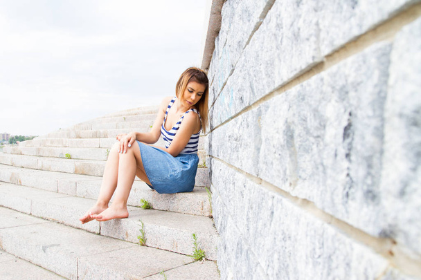 dziewczyna siedzi na kroki po schodach - Zdjęcie, obraz