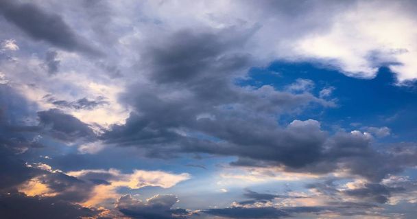 голубое небо фон с облаками - Фото, изображение