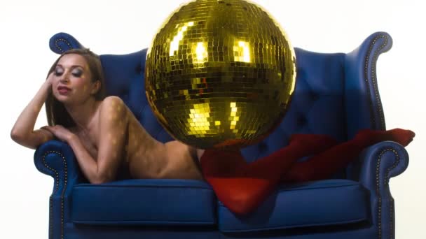 belle femme sexy seins nus posant et dansant sur une chaise en cuir bleu sur fond blanc
 - Séquence, vidéo