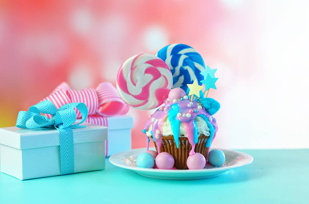 Różowy i niebieski motyw kolorowy Nowość cupcake urządzone z dużym kształcie serca lizaki i cukierki dla dzieci lub młodzieży urodziny, Walentynki lub dzień matki uroczystości. - Zdjęcie, obraz