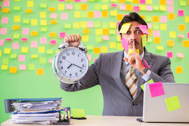 Empresário com muitas prioridades conflitantes na gestão do tempo  - Foto, Imagem