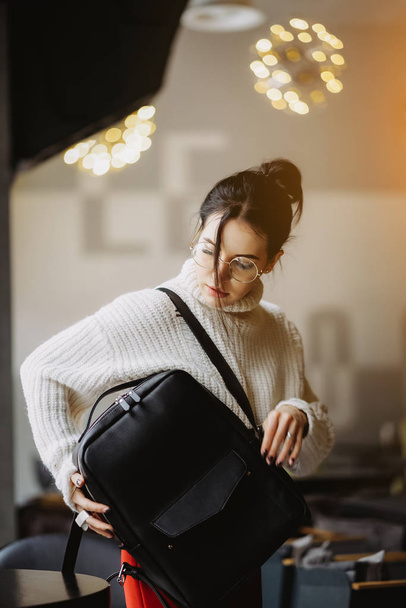 Şık kadın siyah çanta tutun - Fotoğraf, Görsel