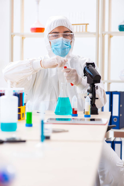 Студент молодого хіміка, який працює в лабораторії з хімічних речовин
 - Фото, зображення