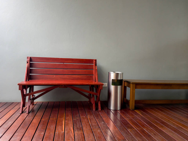 sedia in legno accanto alla spazzatura e posacenere davanti al muro di cemento in zona fumatori nel ristorante
 - Foto, immagini