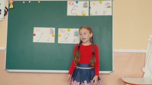 the girl is standing near the blackboard - Metraje, vídeo