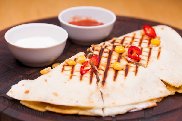 Mexican quesadilla, homemade quesadilla with chicken and hand made salsa plus yogurt and sour cream - Zdjęcie, obraz