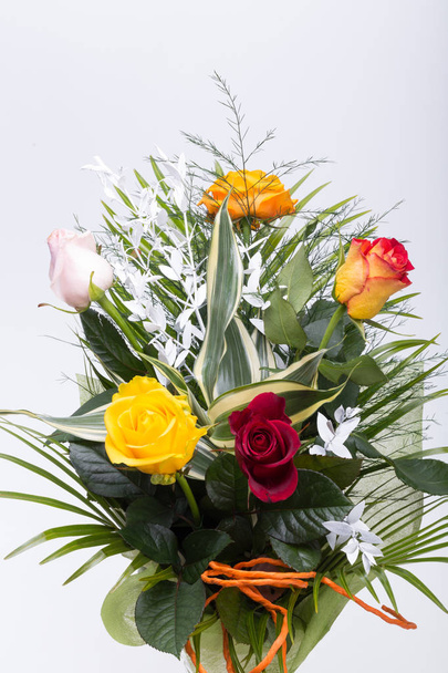 Buquê de rosas multicoloridas sortidas isoladas em fundo branco
  - Foto, Imagem