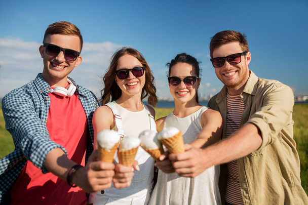 group of smiling friends with ice cream outdoors - Foto, Bild