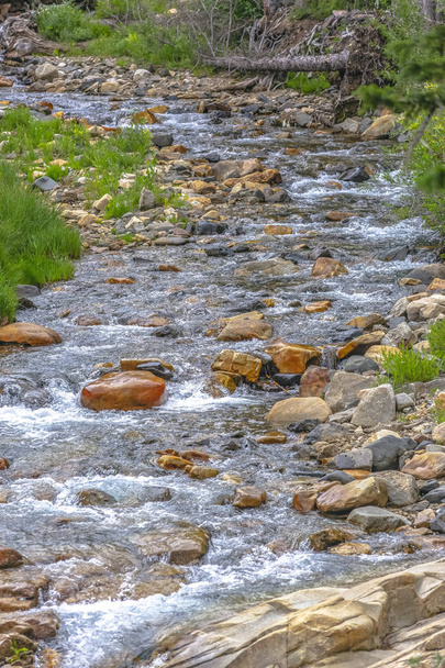 Rochas coloridas vistas em riacho ventoso
 - Foto, Imagem