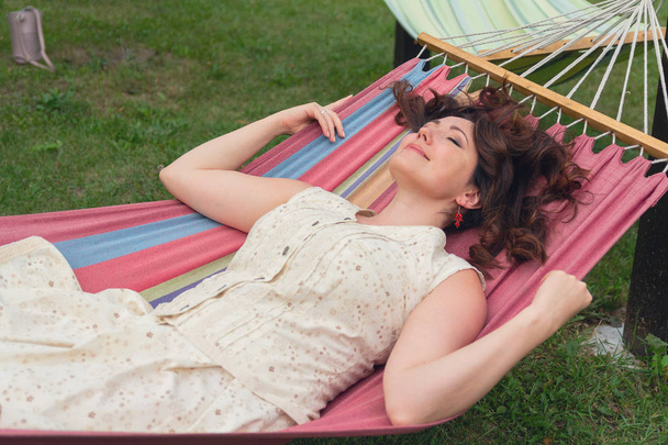 Hermosa mujer descansando en una hamaca en el pueblo
 - Foto, Imagen