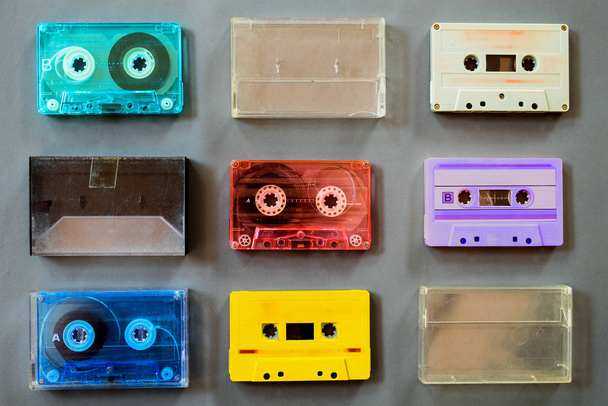 Conjunto de grabadora de cinta vintage, plano, vista superior. tecnología retro
 - Foto, imagen