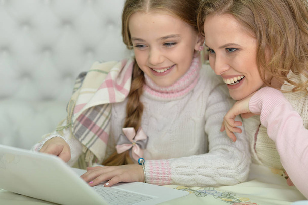 happy mother and daughter using laptop together  - Foto, Imagem