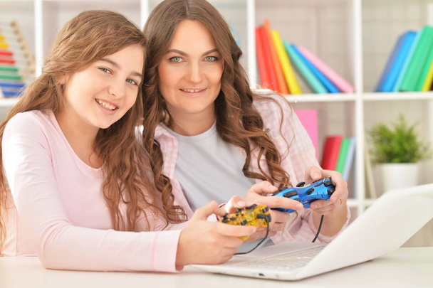 Mother and daughter playing video games - Foto, immagini