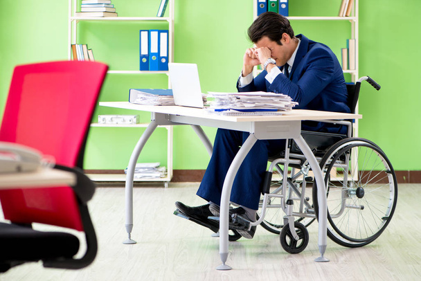 Empresario discapacitado que trabaja en la oficina - Foto, imagen