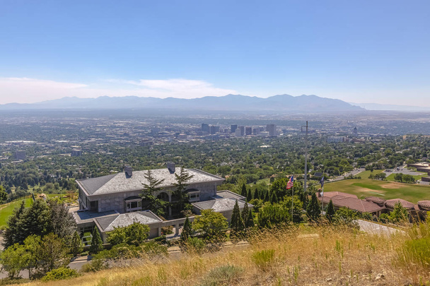 Vista de Salt Lake City desde la cima de la colina
 - Foto, imagen