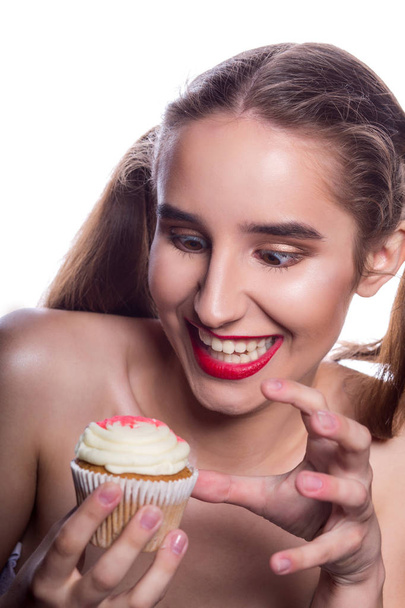 Hebzuchtige brunette vrouw genieten van flavorous dessert met room - Foto, afbeelding