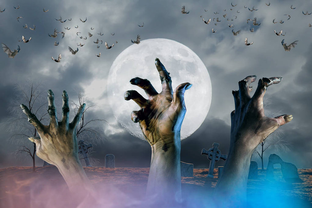 Zombie hand steken uit de grond Halloween achtergrond - Foto, afbeelding