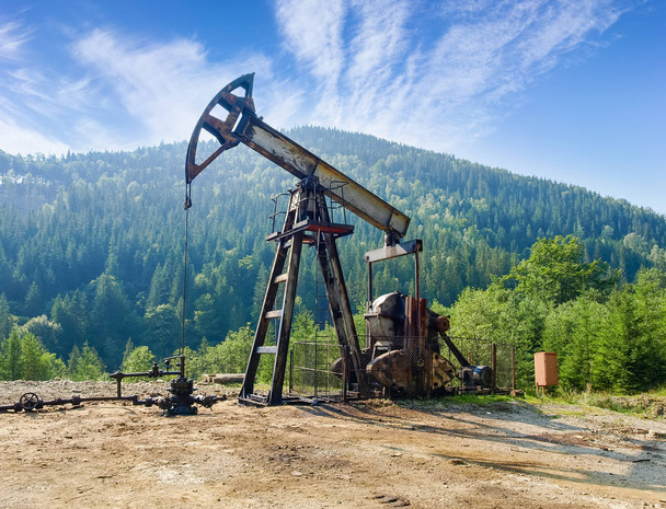 Bomba-jack bombeo de petróleo en el pozo de petróleo situado en las montañas de los Cárpatos
 - Foto, imagen